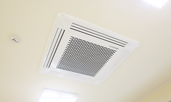 天井に設置された空気清浄システムで常にクリーンな診療環境を保ちます。